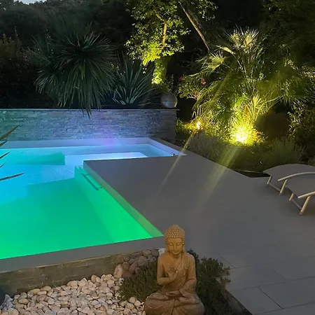 Standing Piscine Privee En Ecrin De Verdure Villa Merignac (Gironde)